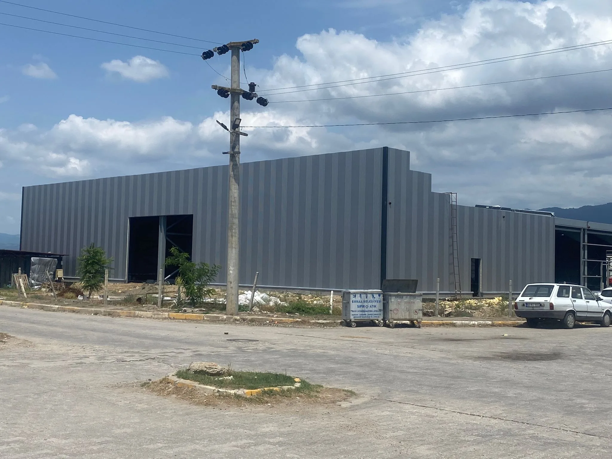 Temmuz 2024'te inşaat hâlindeki ikinci Darsateks fabrikası; gri panellerle kaplanan çelik iskelet