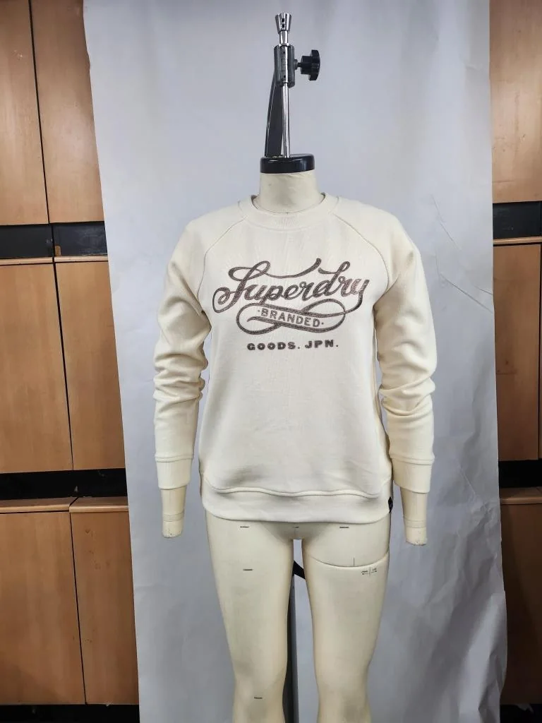 Prova mankeni üzerinde ekru logolu sweatshirt numunesi, Superdry için üretildi