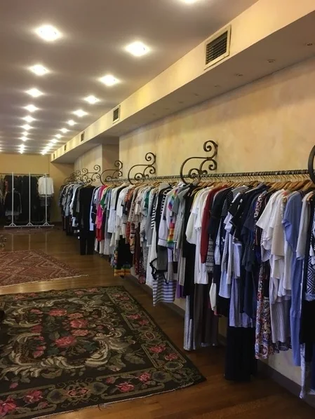 İstanbul'daki Darsateks showroomunda uzun numune askıları